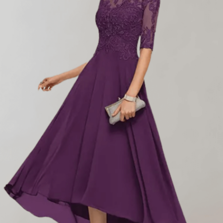 Formell damekjole, lang og ensfarget, med elegante blondeermer. Perfekt til galla, fest og formelle selskap.