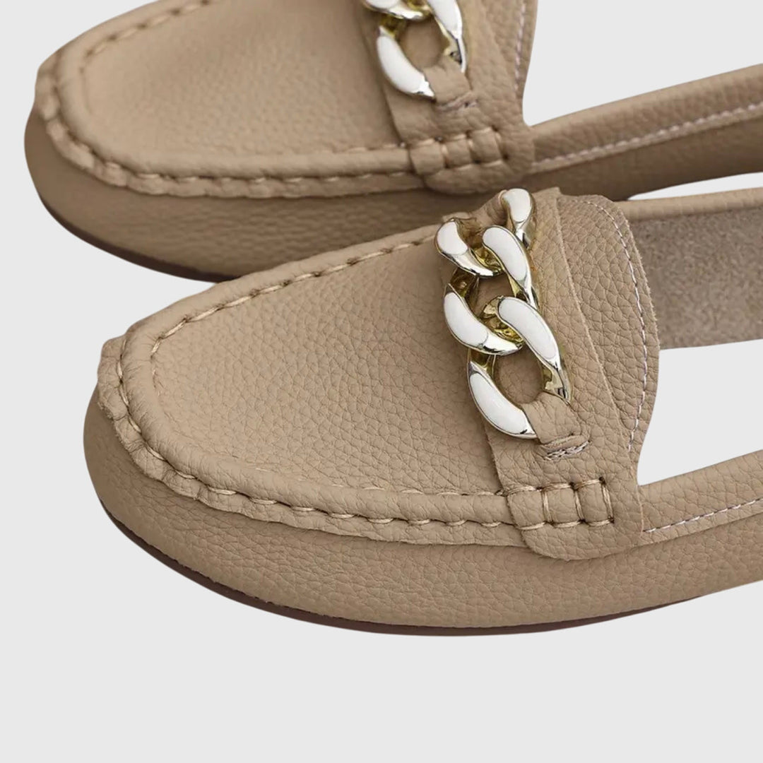 Casual dameloafers med kjededetalj, perfekt for hverdagsbruk og sommer. Slip-on design for stil.