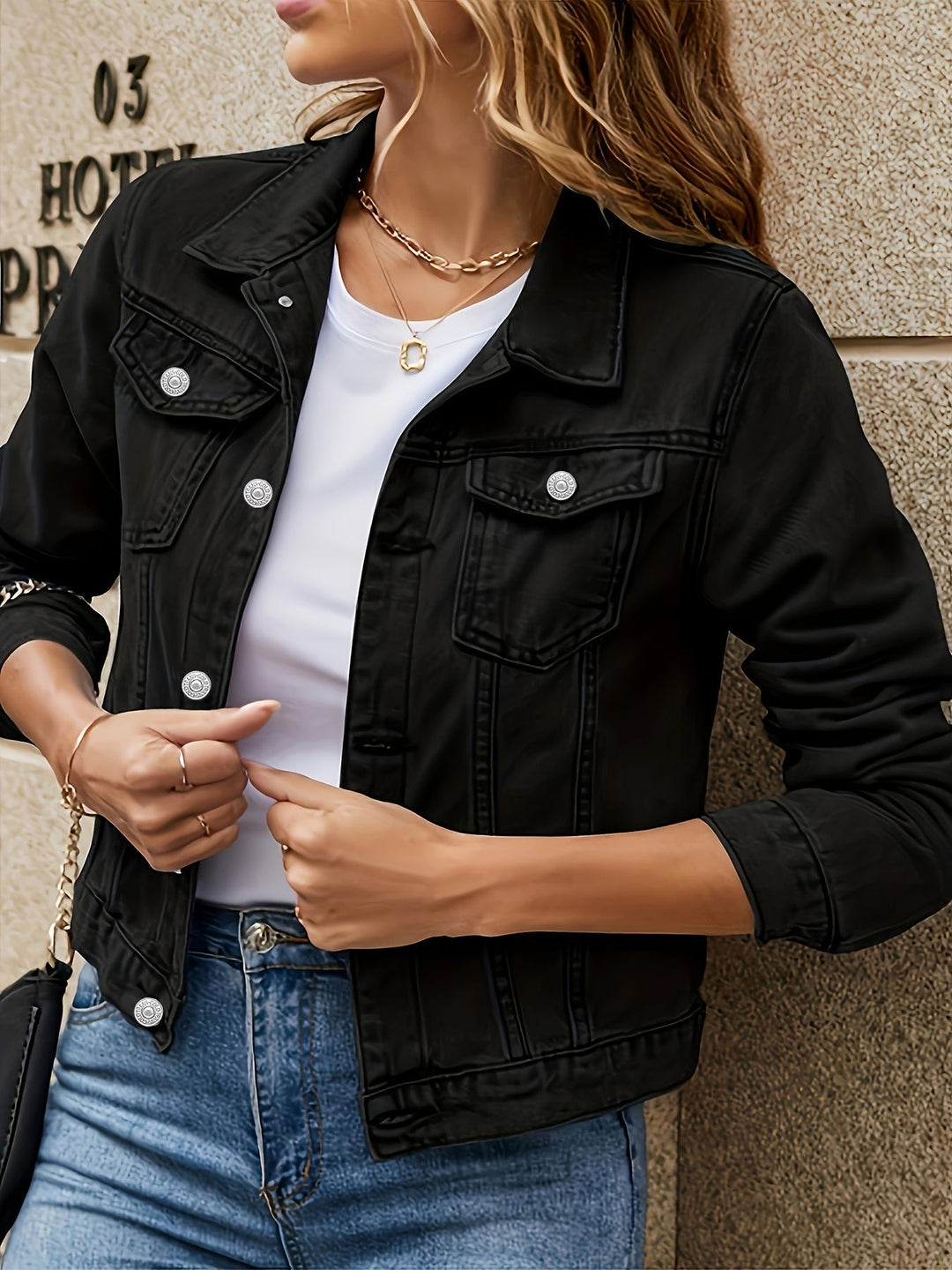 Elegant denimjakke for kvinner. Tidløs og allsidig damejakke for hverdagsbruk. Passer vår, sommer og høst.
