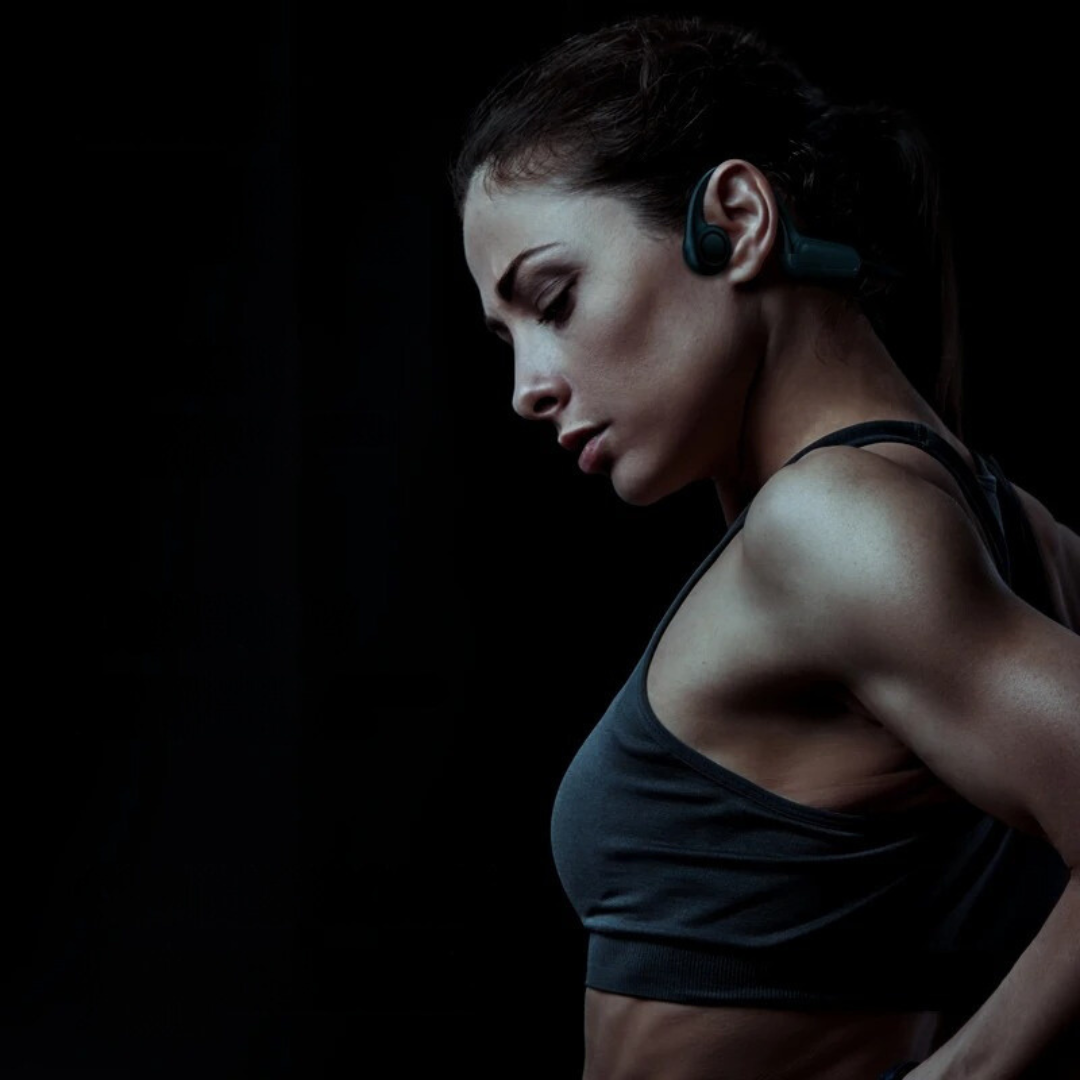 Detaljbilde av bone conduction teknologi; komfortable sportshodetelefoner med åpne ører og Bluetooth.