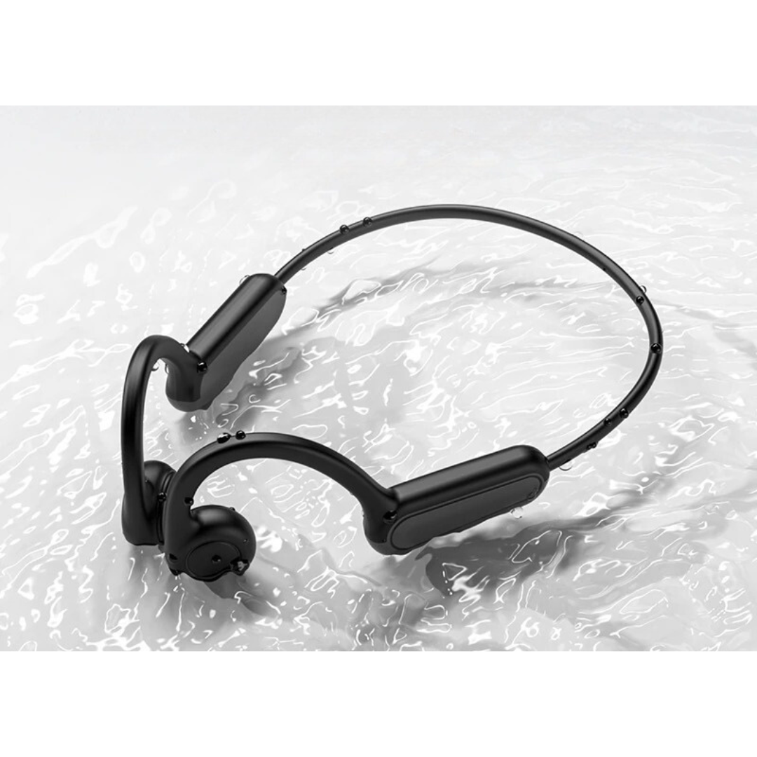 Syklist bruker bone conduction hodetelefoner, sikrer åpen lytting og miljøbevissthet på turen.