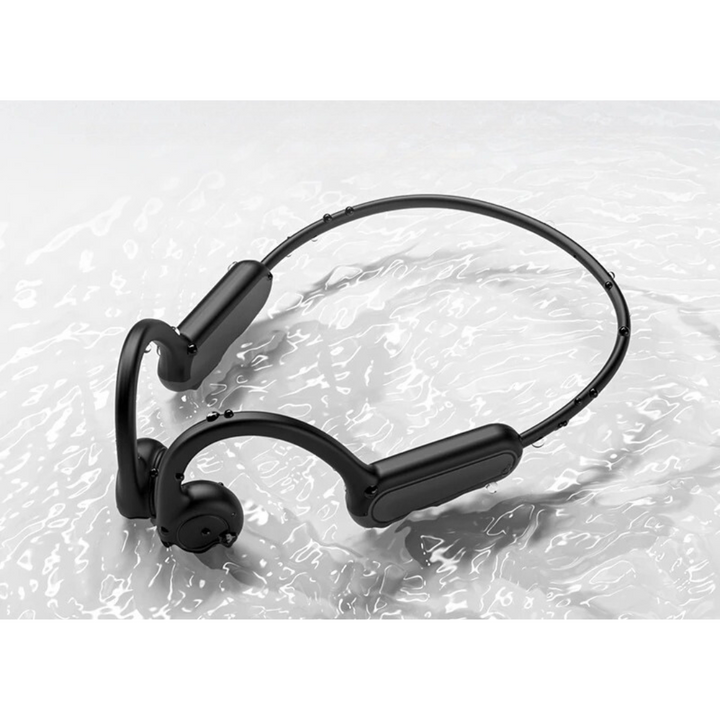 Syklist bruker bone conduction hodetelefoner, sikrer åpen lytting og miljøbevissthet på turen.