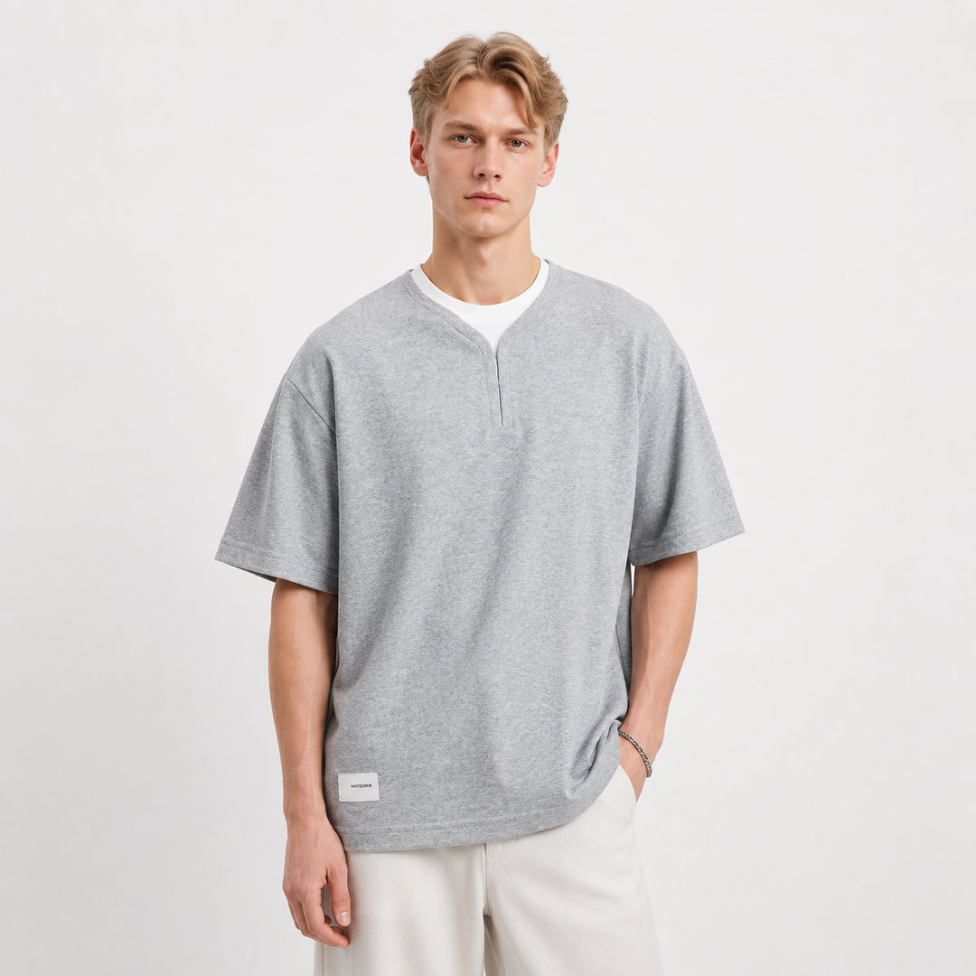 Grå herre t-skjorte med stilig lag-på-lag effekt. Kortermet, komfortabel og perfekt for casual sommerantrekk.