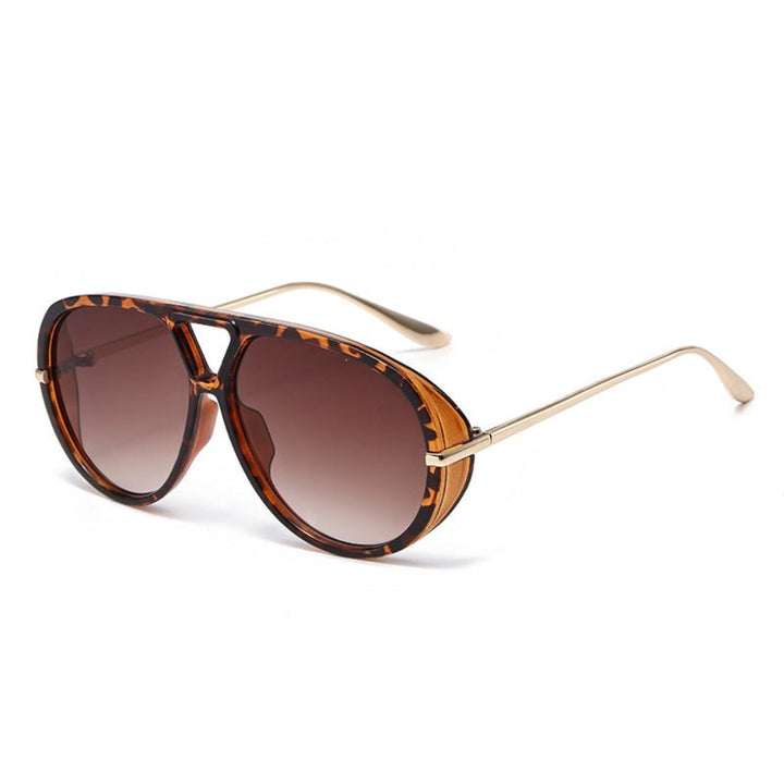 Sommerklar med disse trendy oversized solbrillene. Plast/metall-ramme for reise og mote.