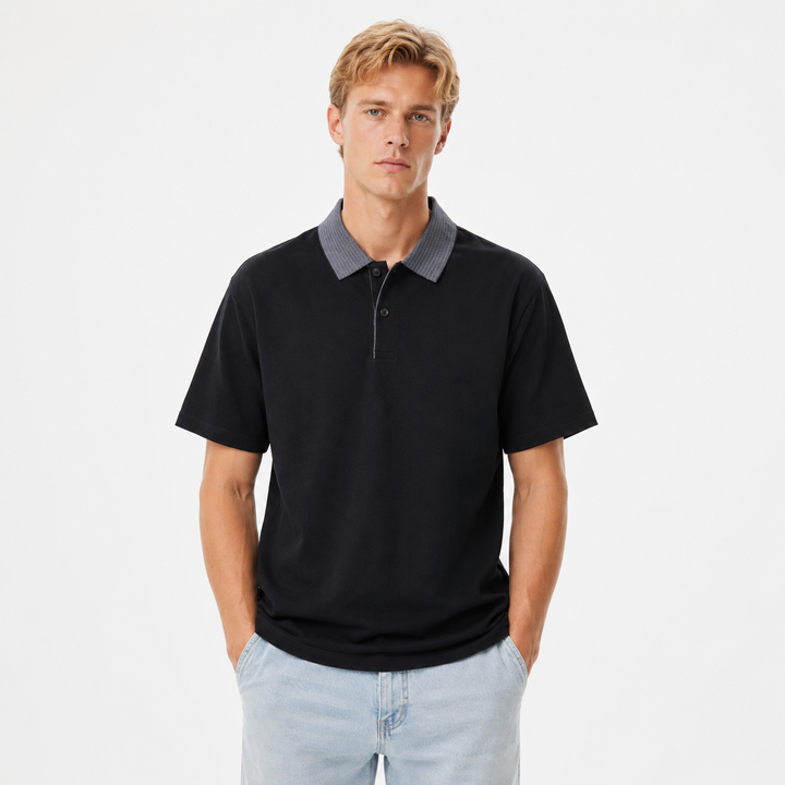 Herre pustende polo t-skjorte med elegant rutete krage. Komfortabel pikeskjorte for fritid og kontor.