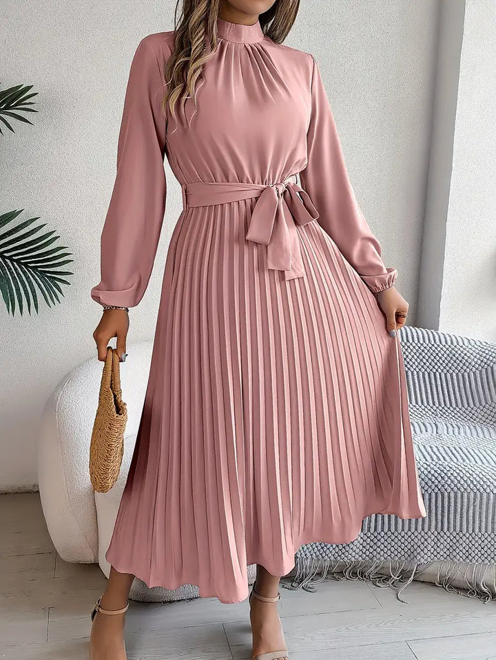 Damekjole med stativkrage og smarte rynker for en elegant look. En monokrom kjole for enhver anledning.