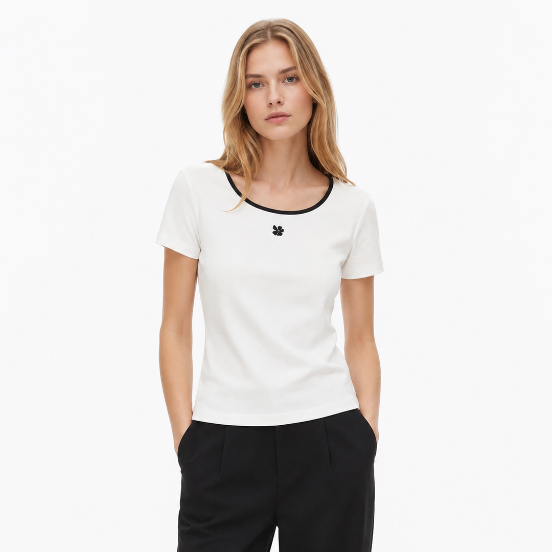Beige slim fit t-skjorte for dame, elegant sommertopp i minimalistisk design for en klassisk hverdagslook.