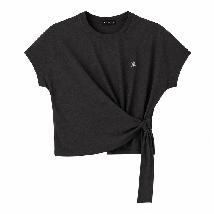Trendy langermet dametopp med asymmetrisk snitt og unikt sjøstjerneprint. Ideell for avslappet sommermote.