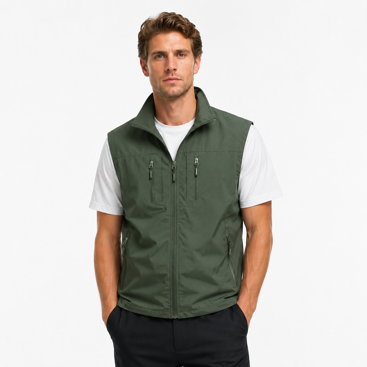 Robust fiskevest for herrer med flere glidelåslommer, ideell for sportsfiske og villmarksliv.