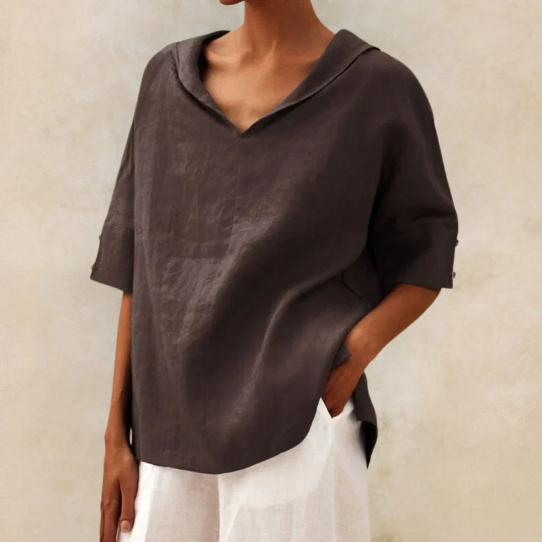 Moderne dame sommerskjorte i lin, designet for optimal komfort og stil på ferie.