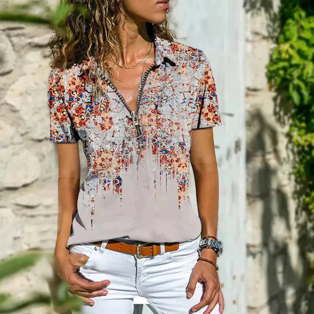 Moderne og elegant damebluse i lett stoff. Komfortabel sommerstil for kvinner, trendy pastellfarget skjorte.