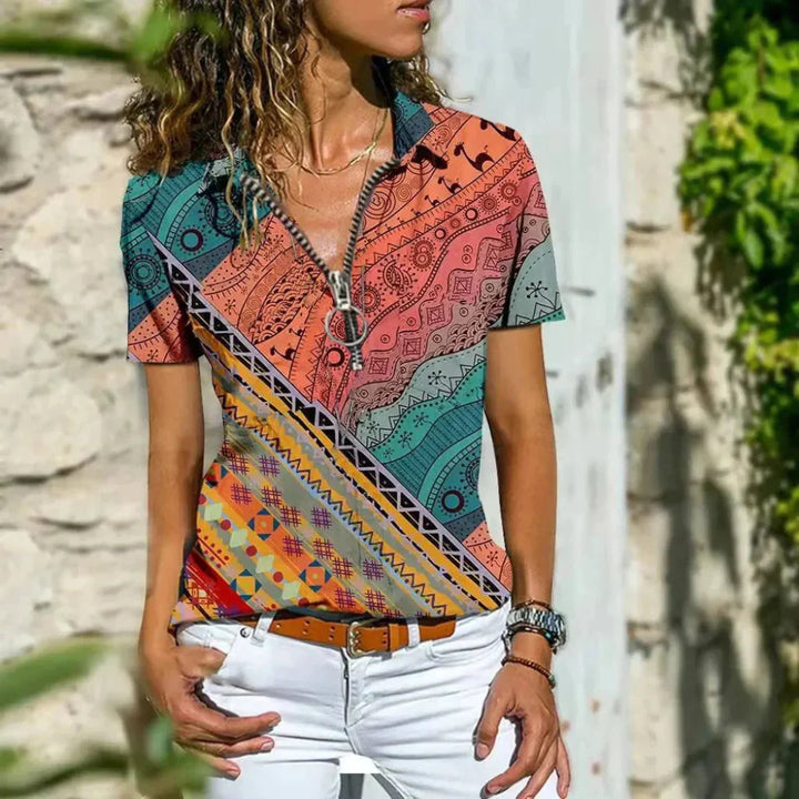 Stilfull damebluse med trendy flerfarget mønster. Elegant pastellskjorte for vår- og sommermote, komfortabel for kvinner.