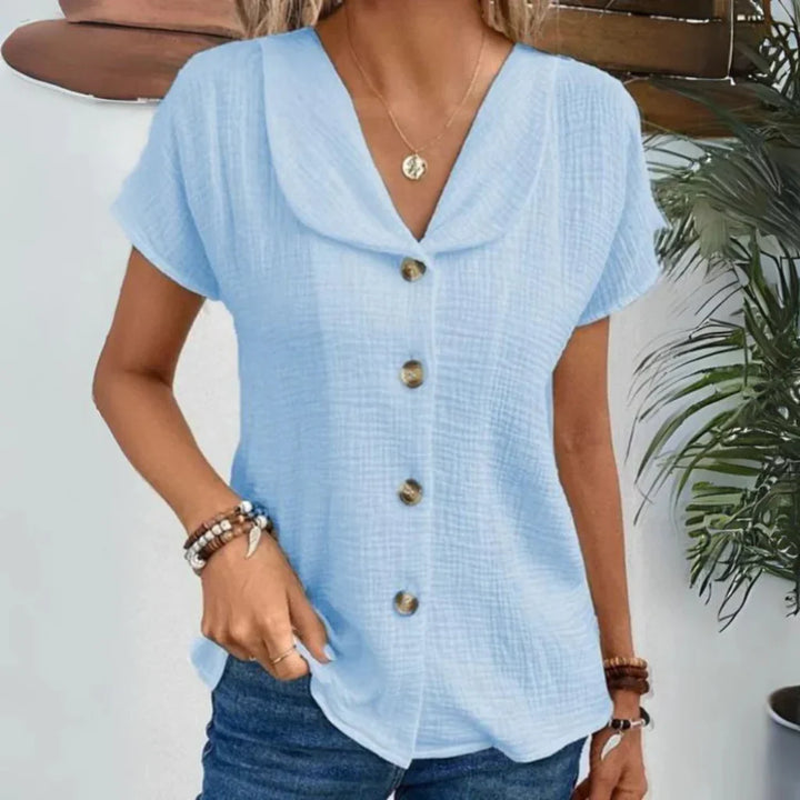 Moteriktig damebluse med 3/4 ermer og v-hals. Elegant og lett for en stilig sommer.