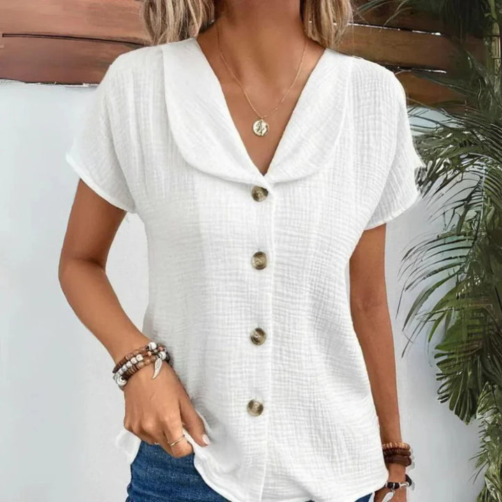 Elegant sommerbluse for kvinner med v-hals og 3/4 ermer. Lett og pustende for varme dager.