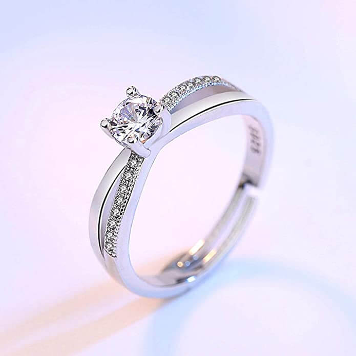 Glitrende forlovelsesring med stor cubic zirconia, elegant og justerbar. Perfekt kvinner smykke.