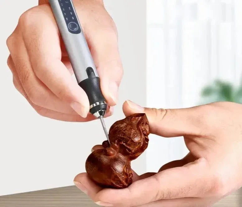 Detaljert bilde av trådløs graveringspenn i bruk på et smykke. Perfekt for detaljert personalisering av metall.