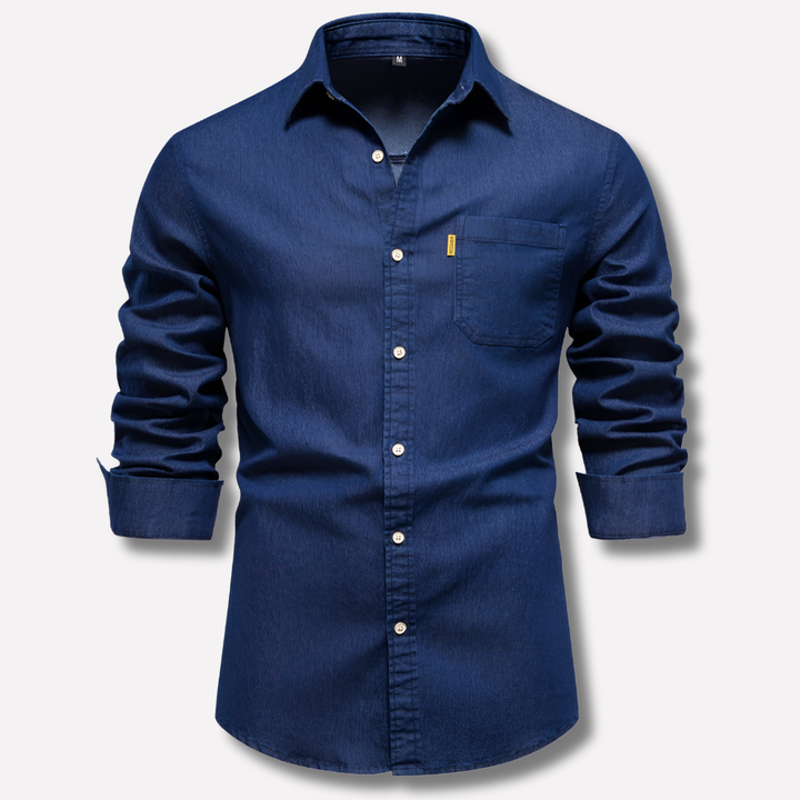 Lyseblå denimskjorte for menn, klassisk langermet design. Ideell for casual hverdagsmote.