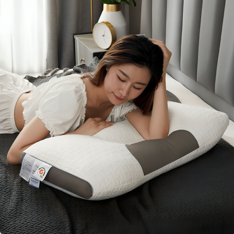 Unisex konturpute som støtter nakke og skuldre. Minneskum gir ergonomisk komfort for alle sovestillinger.