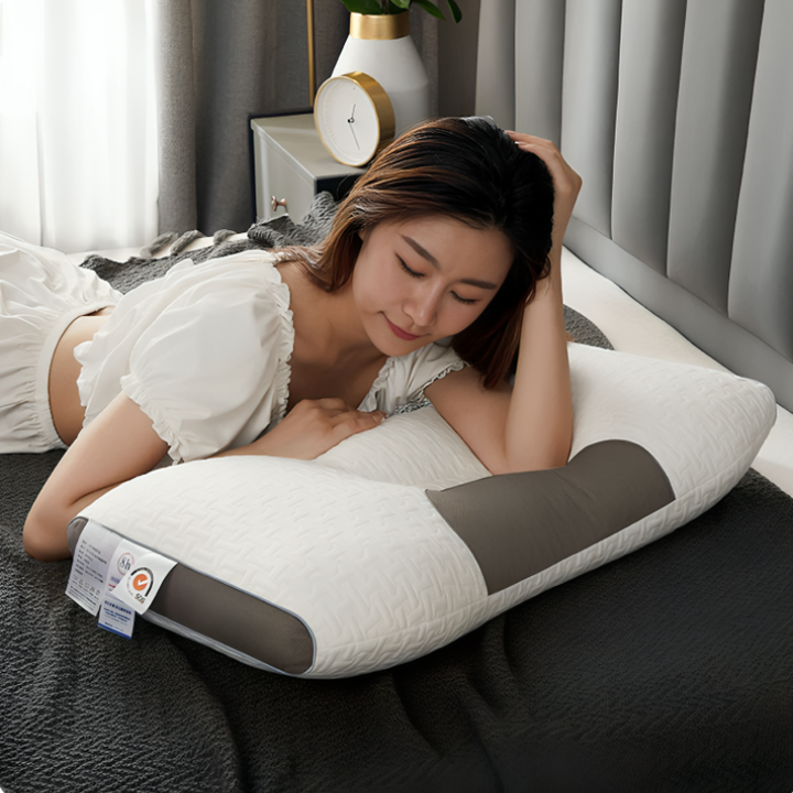 Unisex konturpute som støtter nakke og skuldre. Minneskum gir ergonomisk komfort for alle sovestillinger.