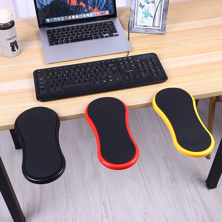 DIY ergonomisk armstøtte for skrivebord, gir komfort og smertelindring ved langvarig kontorarbeid.