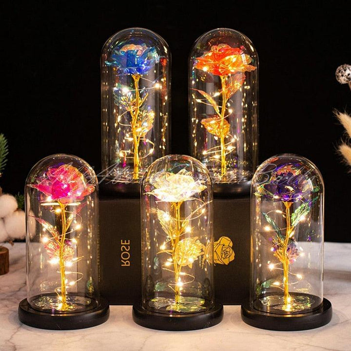 Magisk galaxerose i glasskuppel, opplyst av fargerike LED-lys. Unik dekorasjon.