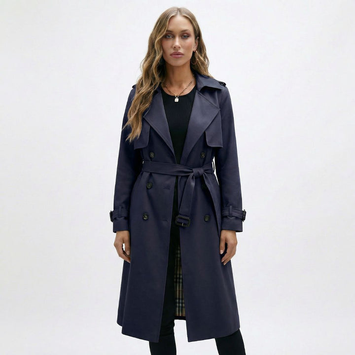 Detaljer på klassisk beige trenchcoat: dobbelspent lukking og belte. Elegant damekåpe og yttertøy.
