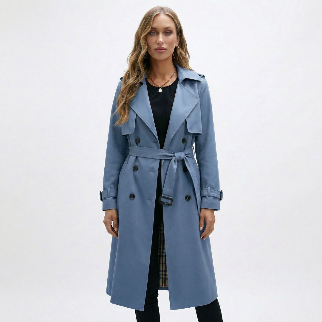 Bakside av elegant beige trenchcoat for kvinner. Tidløs og moteriktig damekåpe, perfekt høstjakke.
