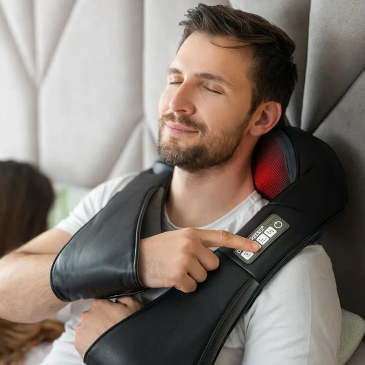Nærbilde av Shiatsu massasjeapparat med varme, viser brukervennlige kontroller og ergonomisk design.