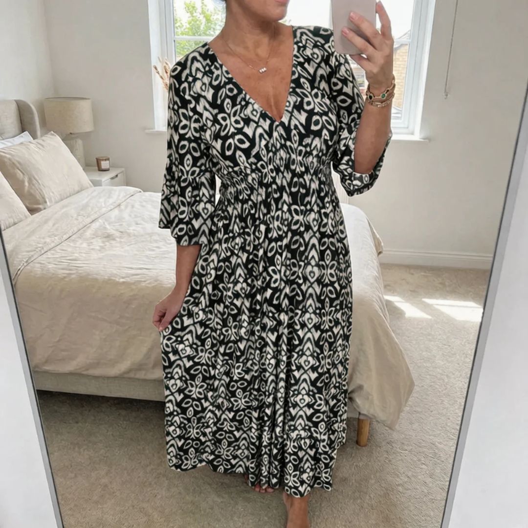 Lett A-linje maxikjole i polyester med V-hals og trendy trykk; en komfortabel hverdagskjole.
