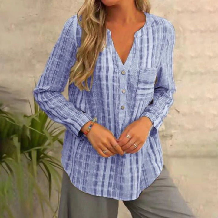 Komfortabel stripete damebluse med V-hals og lange ermer, perfekt for uformell og elegant stil.