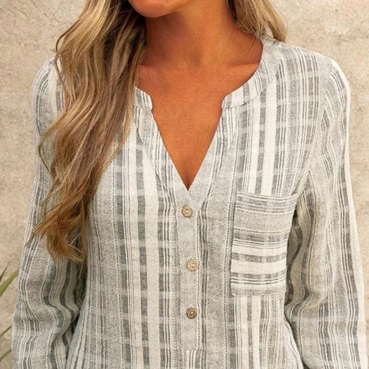 Elegant damebluse med V-hals og lange ermer, i klassisk stripete design for damemote. Komfortabel passform.