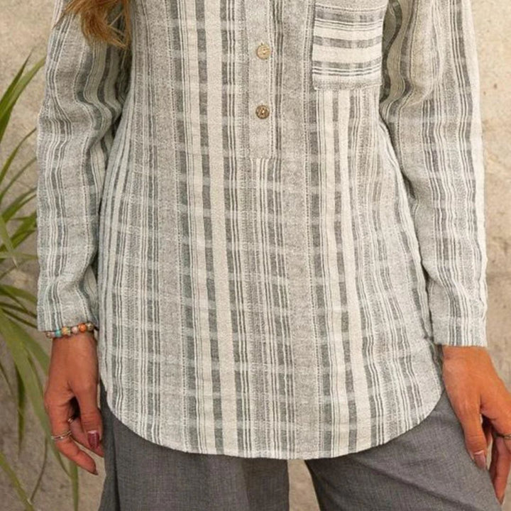 Damebluse, stripete og langermet, med en pen V-hals. Komfortabel for hverdag og uformelle anledninger.