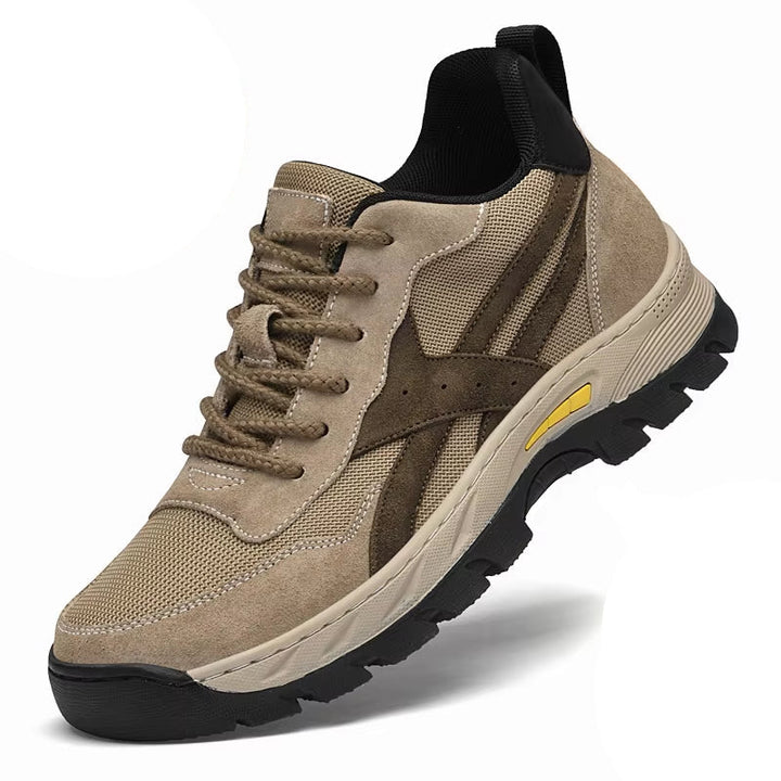 Detalj av pustende overflate på herresko. Stilrene høydeøkende sneakers med komfortabel såle.