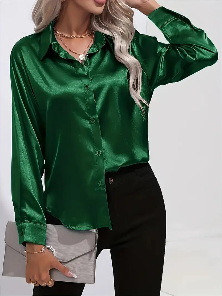 Nærbilde av det myke stoffet på dameskjorten. Pustende og komfortabel for en behagelig følelse.