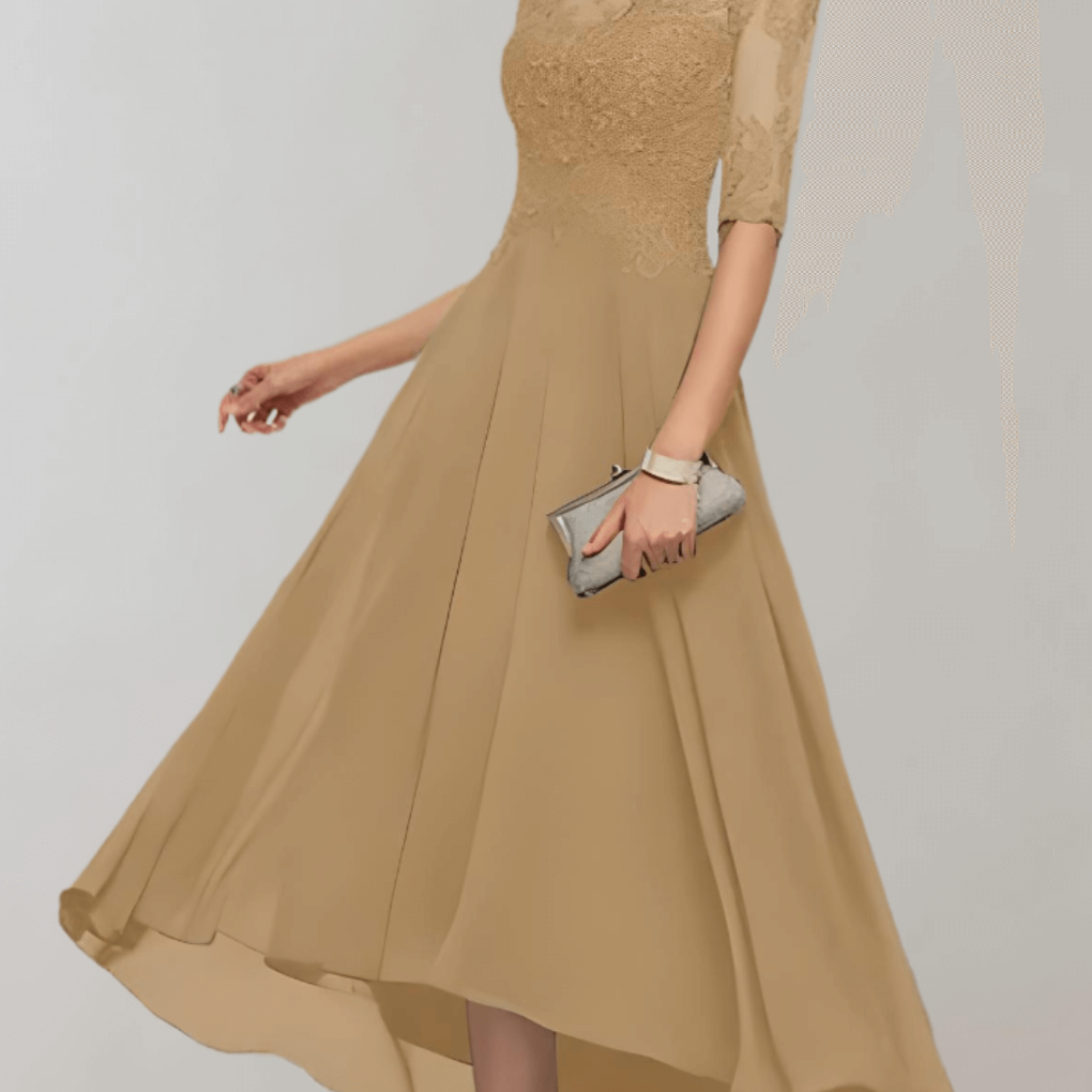 Lang, elegant kvinnekjole med vakre blondeermer. Perfekt som formell festkjole til bryllup og aften.