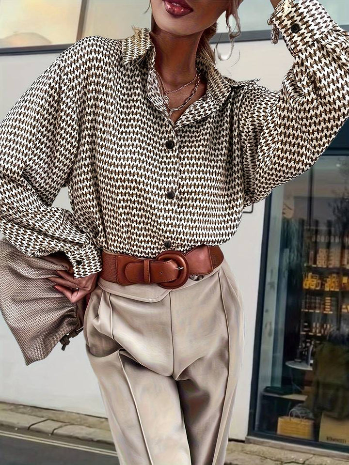 Klassisk langermet vintagebluse for kvinner. Tidløs topp for elegant vår- og sommerstil. Komfortabel hverdag.