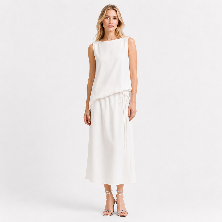 Lang, løs dame sommerkjole i chiffon med elegant knytedetalj, perfekt for strand eller fest.