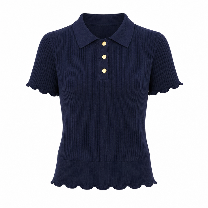 Dame polo topp i marineblå med slim fit design. Stilren kort ermet overdel for elegant sommer og kontorbruk.