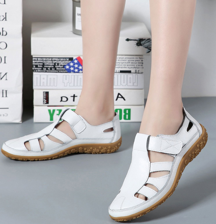 Dame sandaler med hulldesign, komfortable flatesandaler for sommer og fritid. [[lstfy-media:1]]