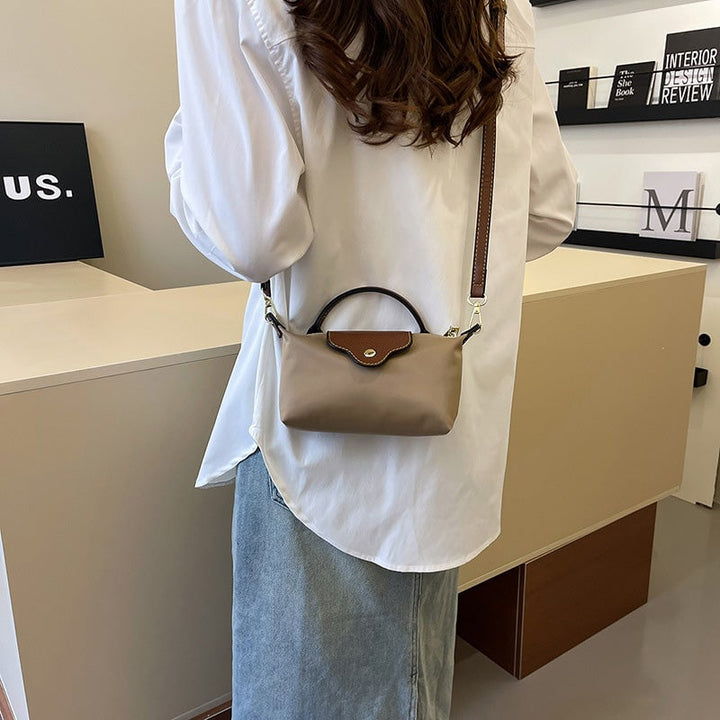 Crossbody veske for damer: fargeblokk design, kompakt og elegant i slitesterk nylon.