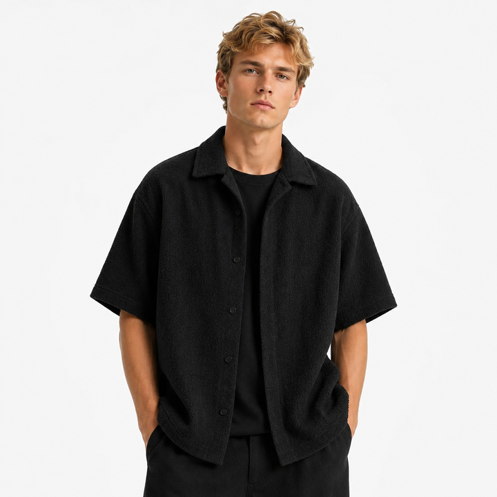 Teksturert t-skjorte for herre i pustende stoff. Ideell sommertopp for en avslappet og stilig look.