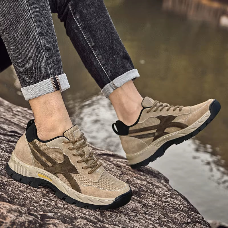 Khaki herresko med skjult høyde. Pustende sneakers for menn, komfortable fritidssko i casual stil.