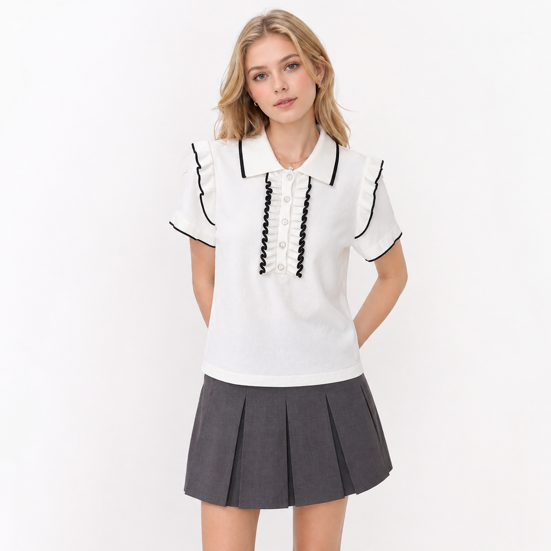 Elegant hvit dame polo topp med colorblock & feminine rysjer. Fransk sommerstil for en stilren look.