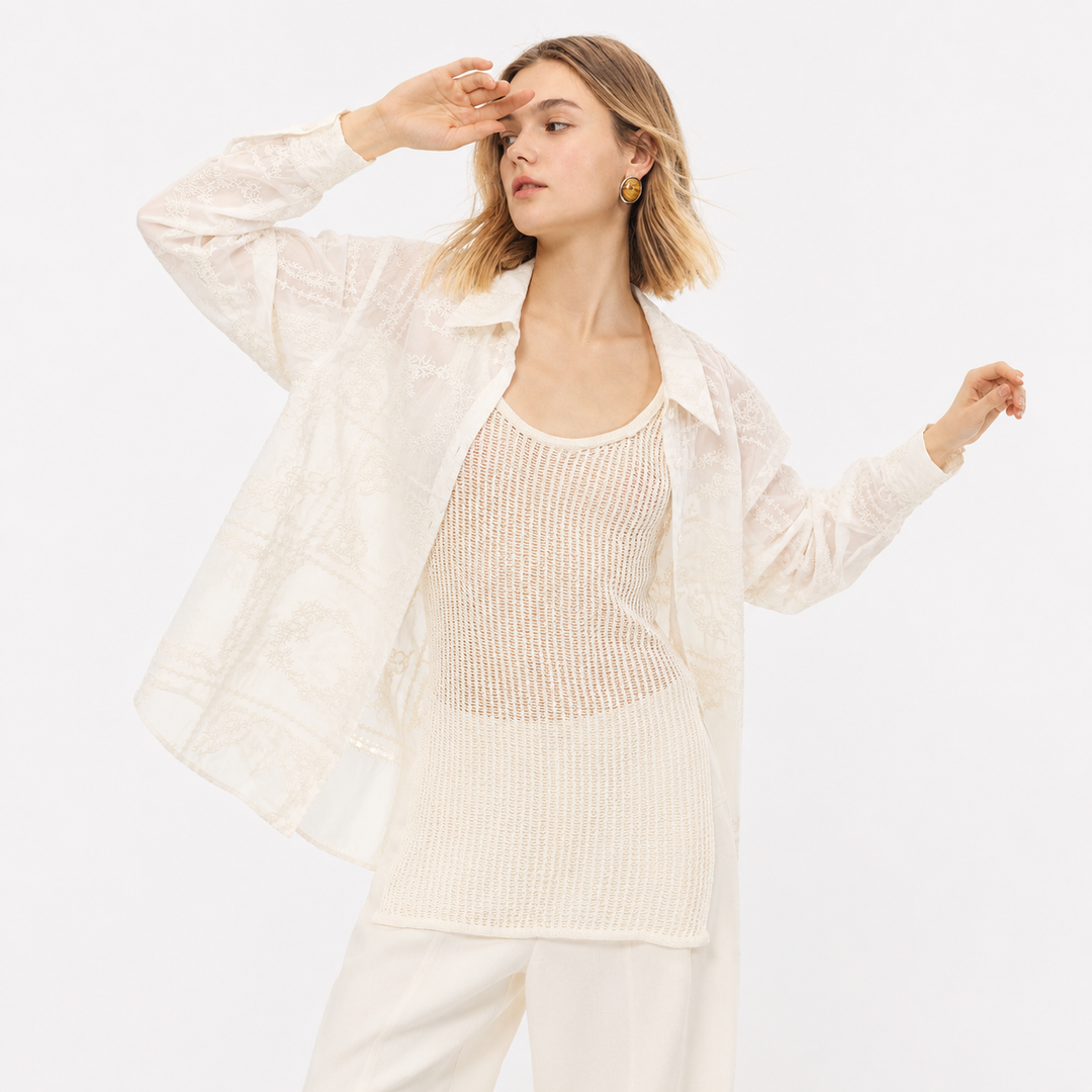 Elegant beige brodert damebluse med løs passform, perfekt som lett sommertopp for kvinner.