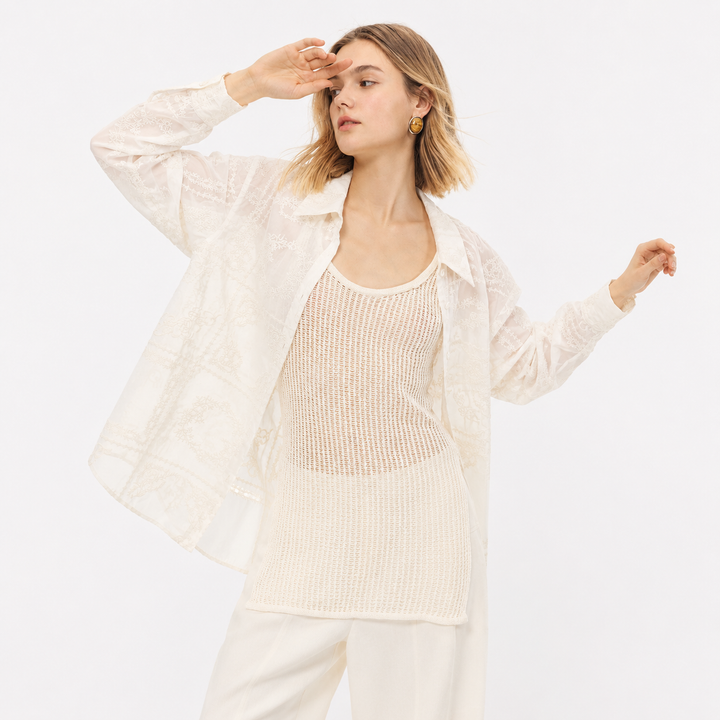Elegant beige brodert damebluse med løs passform, perfekt som lett sommertopp for kvinner.