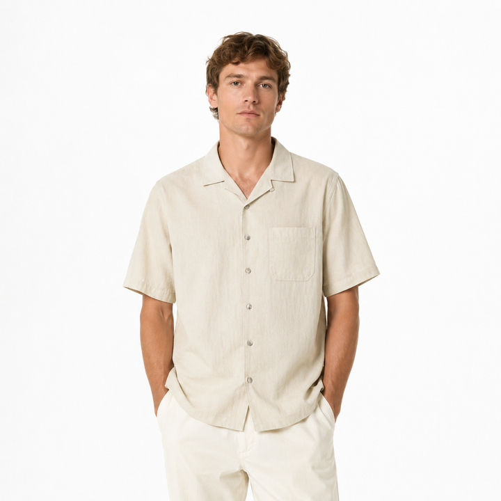 Lyocell herreskjorte med V-krage. Pustende og komfortabel sommerskjorte for elegant, casual stil.