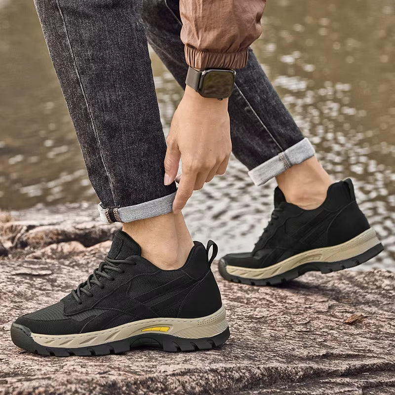 Menn i stilrene, høydeøkende sneakers. Svarte fritidssko med skjult hæl for en elegant look.