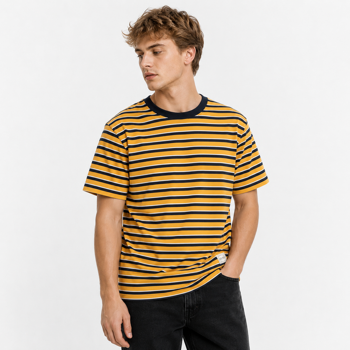 Mann i trendy Y2K stripet T-skjorte. Vintage retro sommertopp for casual herremote og streetwear-stil.