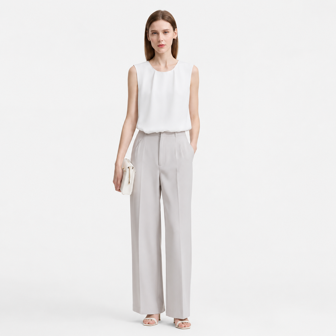 Komfortabel asymmetrisk plissert bluse. Ermeløs sommertopp som er både elegant og trendy for damer.