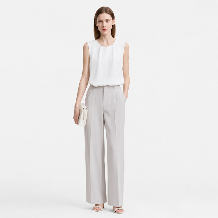 Komfortabel asymmetrisk plissert bluse. Ermeløs sommertopp som er både elegant og trendy for damer.